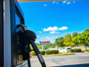 Jak sprawdzić ceny paliw na stacjach? Praktyczny przewodnik